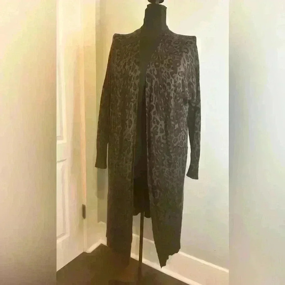 Terra & Sky Women’s Black and Grey Leopard Print Long Duster Cardi PlusSize 0X - Picture 2 of 6